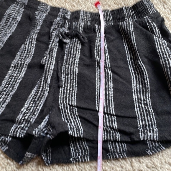 Universal Thread M black and white stripe casual short with pockets - Picture 5 of 11